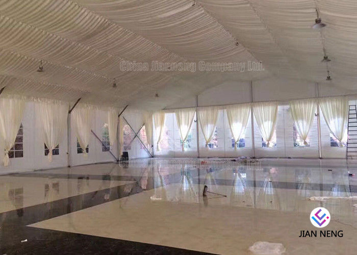 Carpa de lujo fuera de las tiendas de la boda con la guarnición colorida de las cortinas para los partidos del acontecimiento