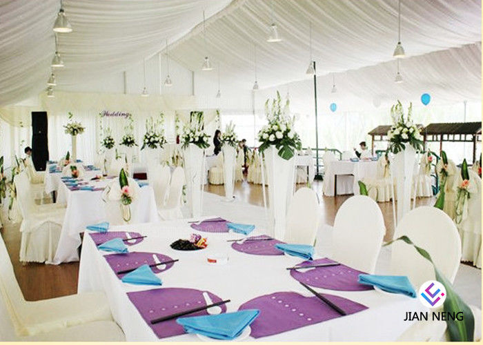 Carpa de lujo fuera de las tiendas de la boda con la guarnición colorida de las cortinas para los partidos del acontecimiento