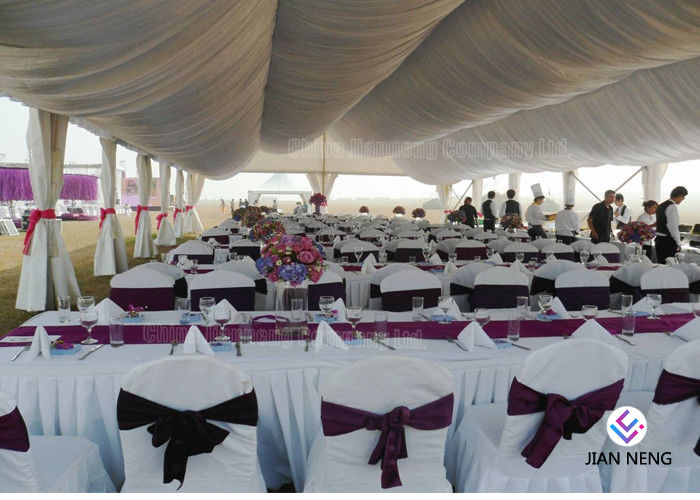 Carpa de lujo fuera de las tiendas de la boda con la guarnición colorida de las cortinas para los partidos del acontecimiento