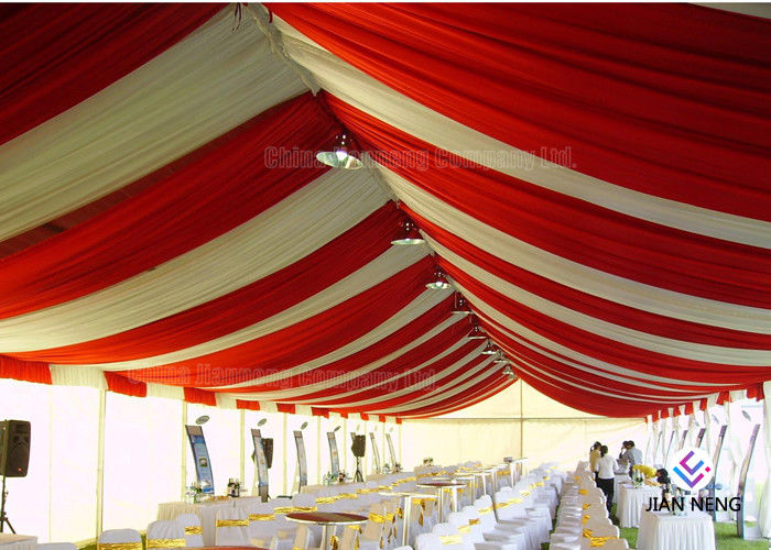 Carpa de lujo fuera de las tiendas de la boda con la guarnición colorida de las cortinas para los partidos del acontecimiento